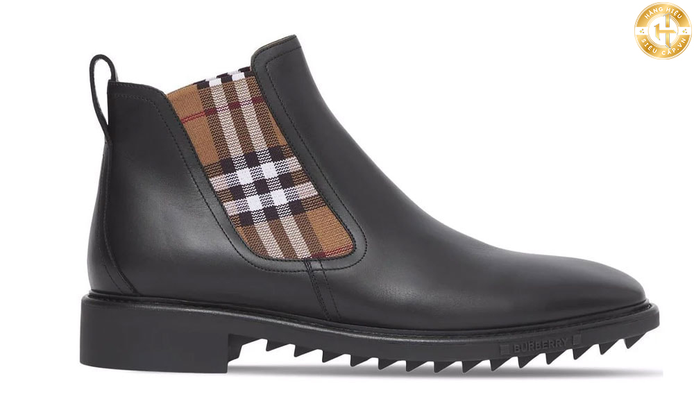 Giày Boots Burberry " Check Panel " là một mẫu giày nam đặc trưng với phần trên kết hợp giữa da và vải kẻ Caro Burberry.