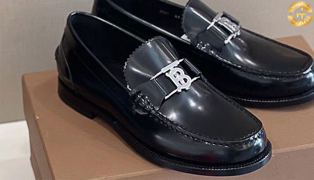 Hiện nay giá của các mẫu giày Burberry hàng " Like Auth " dao động từ 1.750.000 VNĐ đến 4.500.000 VNĐ.