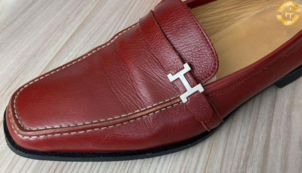 Giày lười Hermes Harnais là một mẫu giày lười độc đáo và sang trọng.