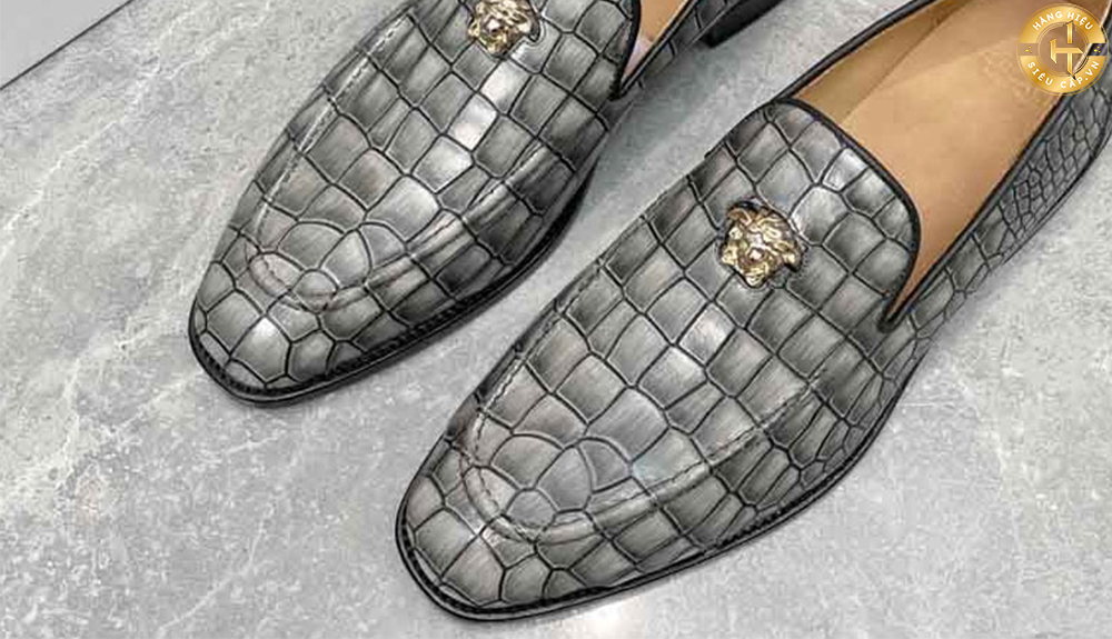 Các mẫu giày nam Versace " Like Auth " là những sản phẩm thiết kế dựa trên mẫu mã của thương hiệu Versace chính hãng.