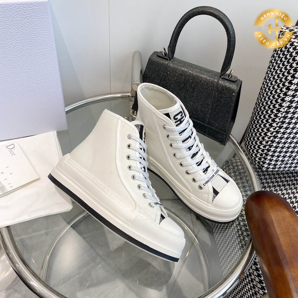 Sự phá cách không chỉ tồn tại trong thiết kế mà còn trong sự lựa chọn màu sắc của giày Sneaker Dior.