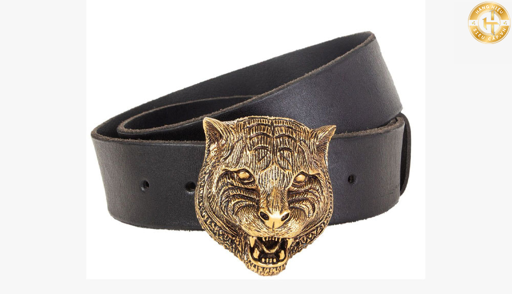 Thắt lưng Gucci Leather Belt with Tiger Buckle có một khóa móc hình con hổ đặc trưng.