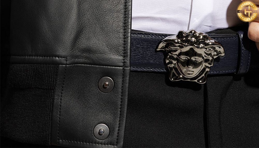 Versace có xu hướng áp dụng chiến lược sản xuất giới hạn cho một số sản phẩm thắt lưng của họ.