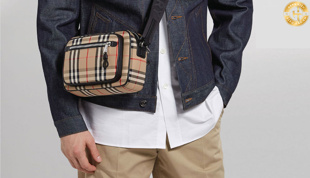 Túi đeo chéo Burberry Vintage Check Sling Bag sử dụng họa tiết kẻ Caro truyền thống của Burberry.