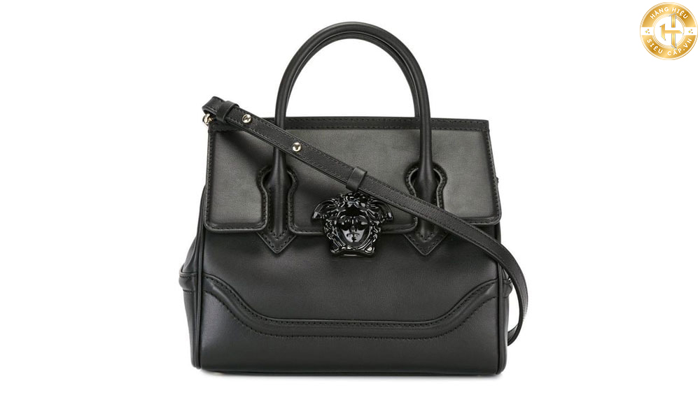 Túi đeo chéo Versace Palazzo Empire Crossbody Bag là một trong những mẫu túi định danh của thương hiệu.