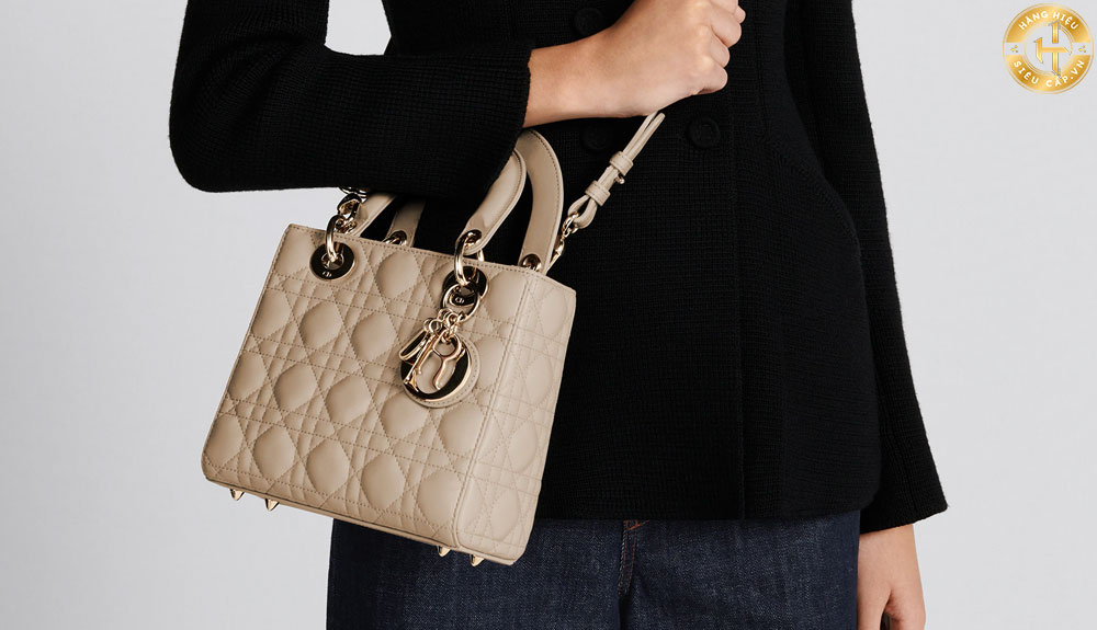 Mẫu túi đeo chéo Lady Dior Bag đã trở thành biểu tượng của thương hiệu Dior.