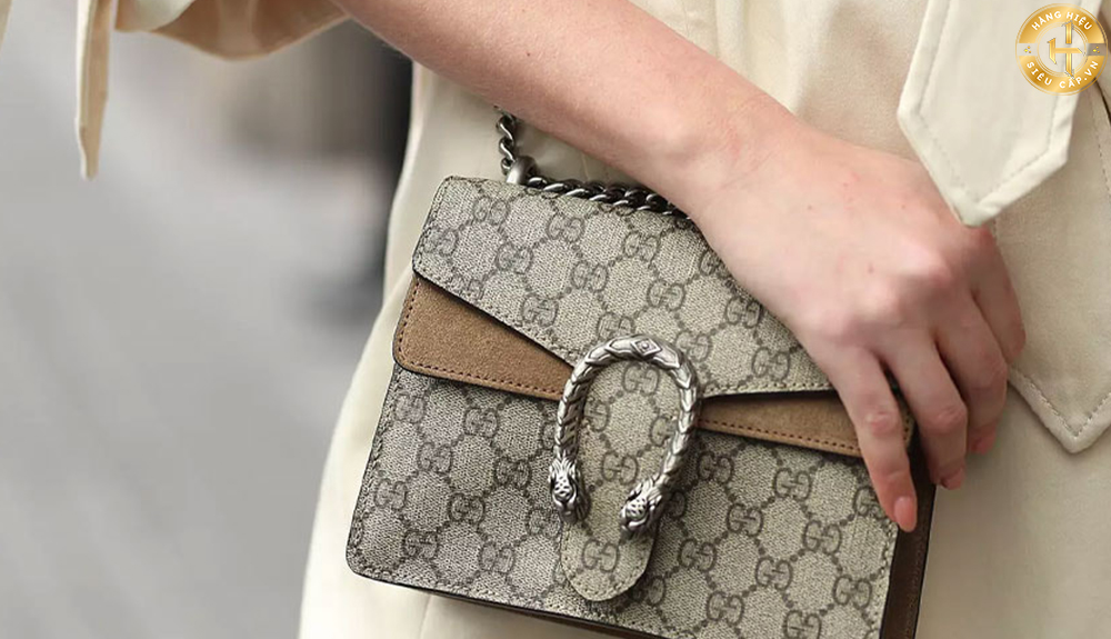 Việc sở hữu một chiếc túi đeo chéo Gucci có thể mang lại sự nổi tiếng và thu hút sự chú ý từ mọi người.