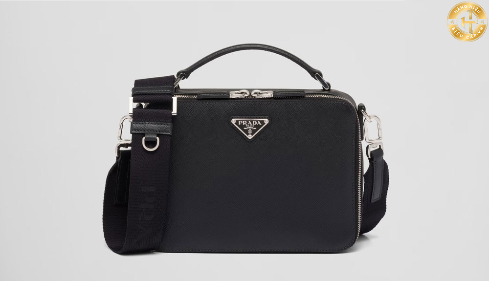 Túi đeo chéo Prada Saffiano Leather Crossbody Bag với chất liệu da Saffiano đặc trưng của Prada khiến nó có vẻ ngoài sang trọng và bền bỉ.