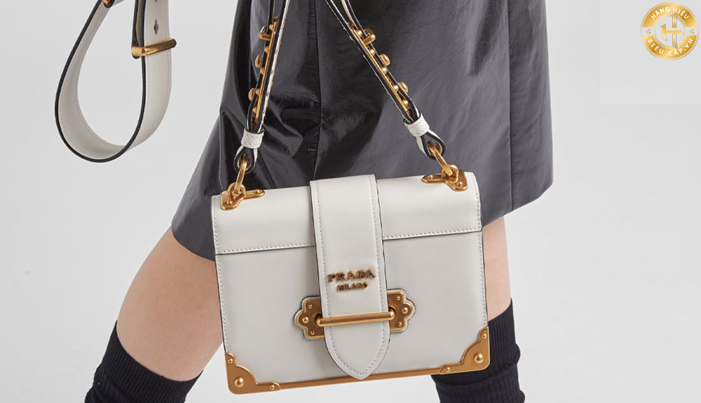 Túi đeo chéo Prada Cahier Crossbody Bag được lấy cảm hứng từ hộp đựng sách cổ điển.