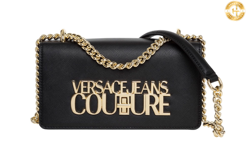 Túi đeo chéo Versace không chỉ đáng giá là một món quà cao cấp mà còn là một biểu tượng của phong cách.