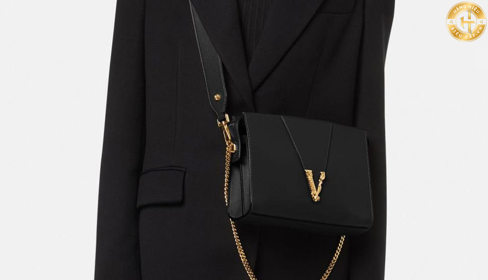 Túi đeo chéo Versace Virtus Crossbody Bag là một trong những mẫu túi đang rất thịnh hành và được yêu thích trong bộ sưu tập của Versace.