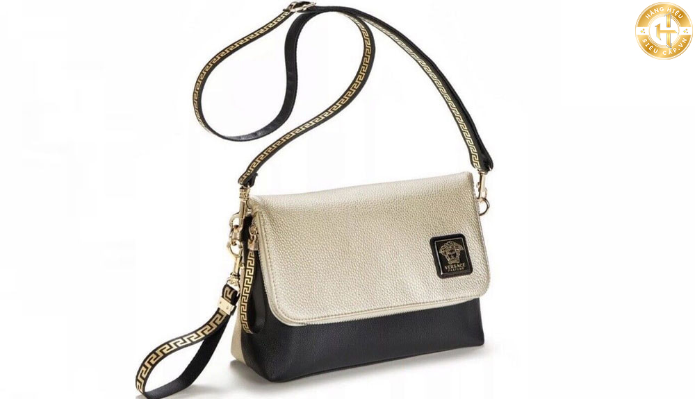 Túi đeo chéo Versace Mini Medusa Crossbody Bag là một mẫu túi nhỏ gọn và đáng yêu.