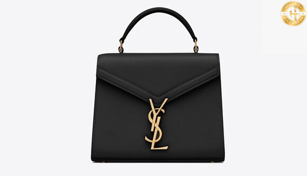 YSL Cassandra Bag là một dòng túi đeo chéo mới của YSL với kiểu dáng độc đáo và họa tiết Logo nổi bật.