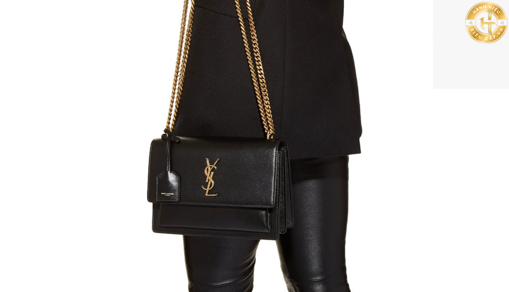 Mẫu túi đeo chéo YSL Sunset Bag có kiểu dáng đẹp mắt và sang trọng, với nắp gập và dây đeo xích.