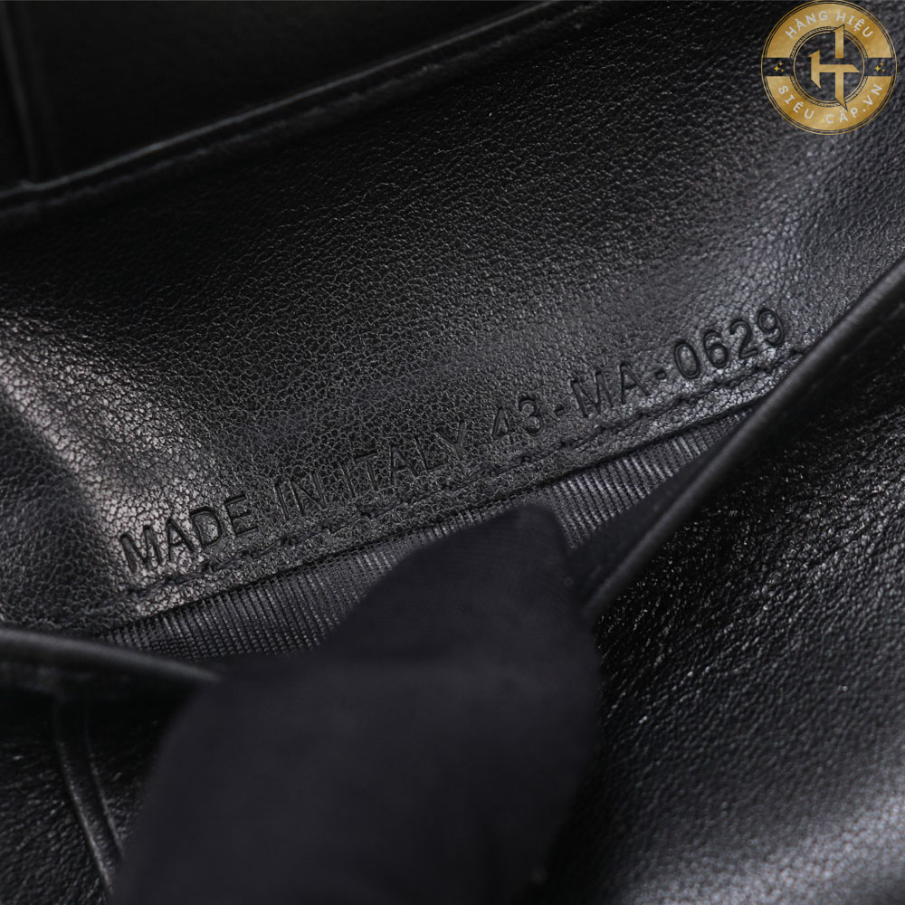 Ví Dior siêu cấp 1:1 Oblique Mini màu đen cận chính hãng 304 thể hiện sự công phu và tỉ mỉ trong quá trình sản xuất.