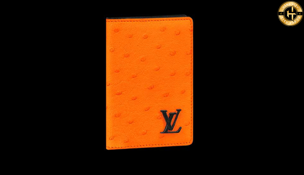 Ví đứng nam Louis Vuitton là một loại ví được thiết kế để đứng thẳng và có thể mang theo trong túi hoặc túi xách.