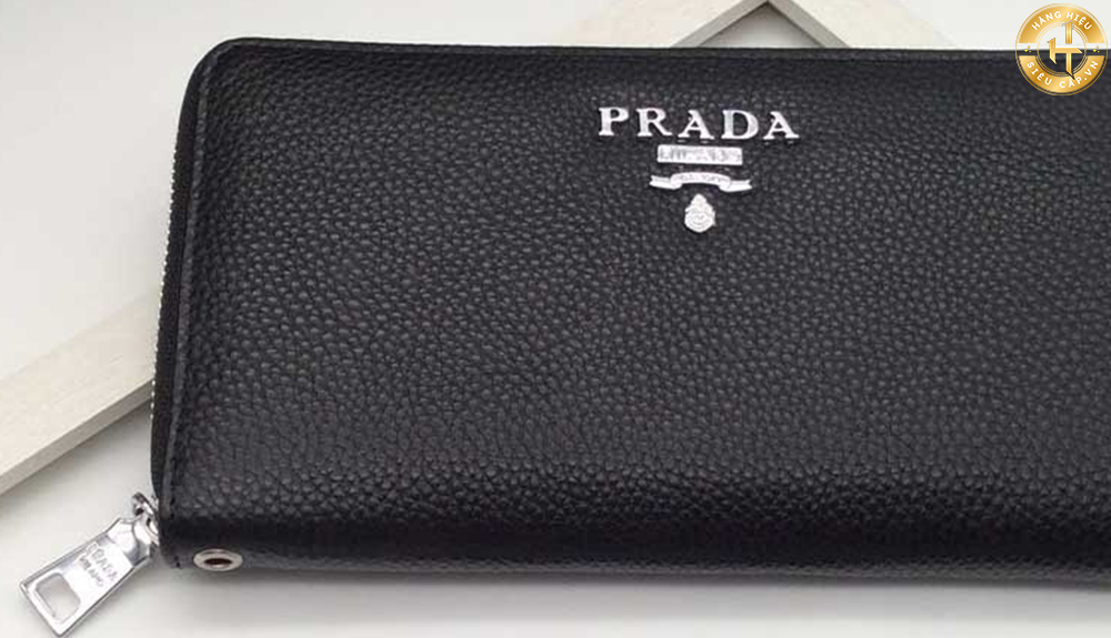 Ví cầm tay Prada nam Cardholder là một lựa chọn phổ biến và thịnh hành trong bộ sưu tập ví nam của Prada.