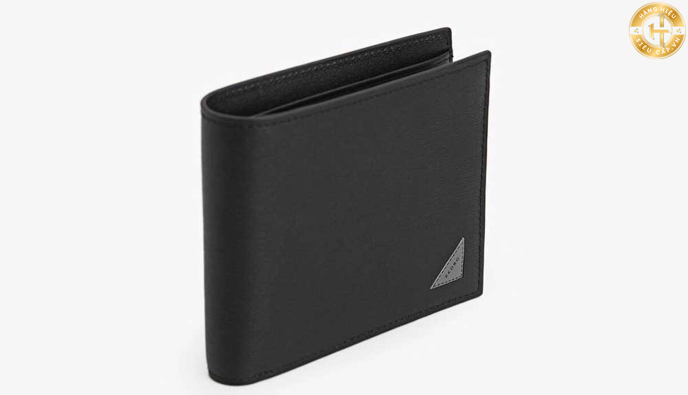 Dòng ví ngắn Prada nam Bi-Fold Wallet này cũng là một lựa chọn được ưa chuộng nhờ thiết kế đơn giản, lịch lãm và tiện dụng.