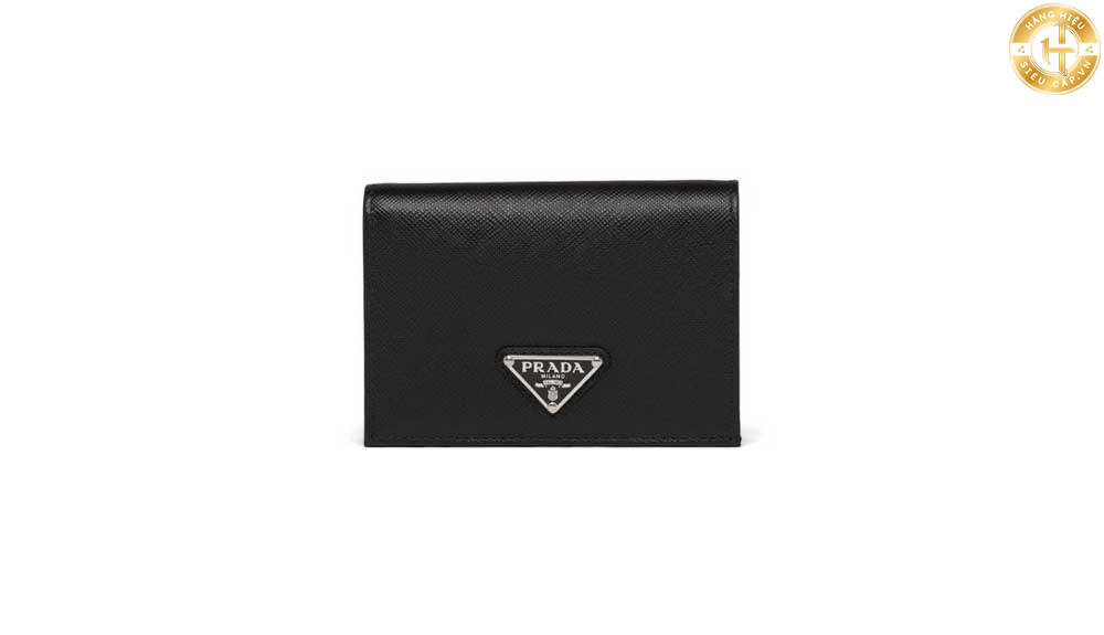 Ví nữ Prada ngắn Saffiano Leather Wallet là mẫu ví nữ phổ biến và được ưa chuộng của thương hiệu Prada.