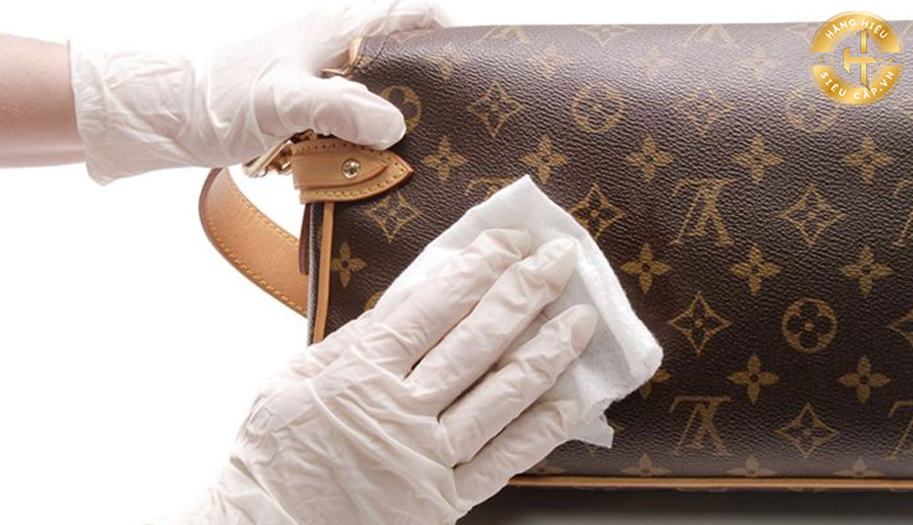 Để giữ túi xách Louis Vuitton luôn bền đẹp, bạn cần bảo quản và vệ sinh đúng cách