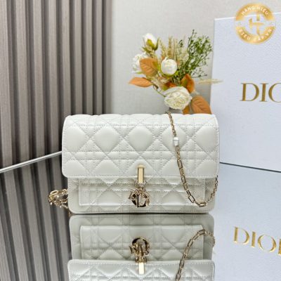 tui deo cheo nu dior (1)